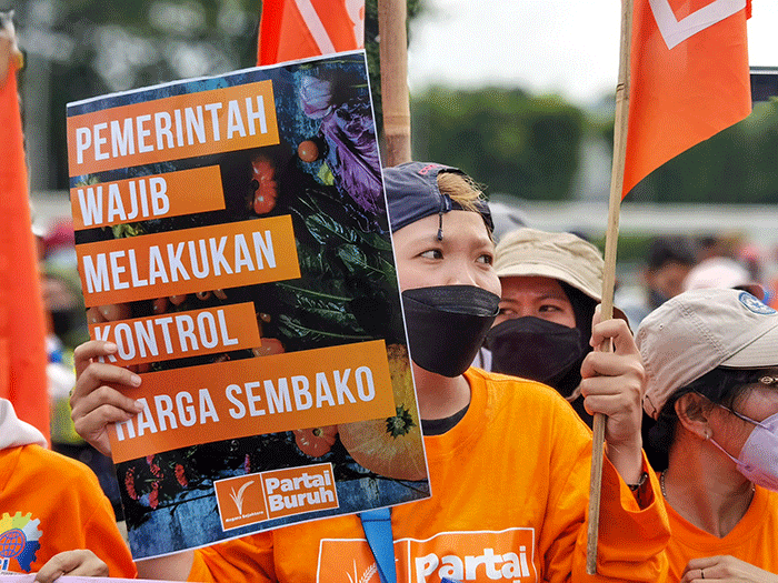 Sejumlah buruh perempuan melakukan aksi unjuk rasa dalam rangka memperingati Hari Perempuan Internasional di depan Gedung DPR, Jakarta, Selasa (8/3/2022).