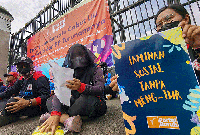 Sejumlah buruh perempuan melakukan aksi unjuk rasa dalam rangka memperingati Hari Perempuan Internasional di depan Gedung DPR, Jakarta, Selasa (8/3/2022).