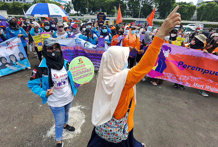 Sejumlah buruh perempuan melakukan aksi unjuk rasa dalam rangka memperingati Hari Perempuan Internasional di depan Gedung DPR, Jakarta, Selasa (8/3/2022).