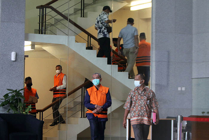 Tersangka anggota DPRD nonaktif Muara Enim usai menjalani pemeriksaan di Gedung KPK Merah Putih, Rabu (9/3/2022).