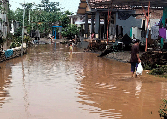 Banjir yang melanda Kabupaten Pasuruan, Jawa Timur  berdampak kepada 7.275 jiwa dari 3.325 KK.