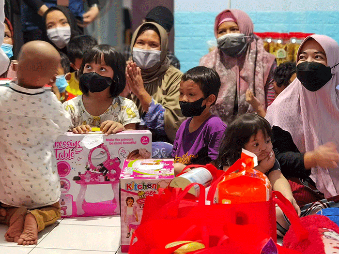 Menteri Sosial Tri Rismaharini dan kitabisa.com memberikan bantuan berbagai keperluan yang dibutuhkan anak-anak rumah singgah bunda peduli.