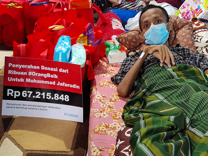 Menteri Sosial Tri Rismaharini dan kitabisa.com memberikan bantuan berbagai keperluan yang dibutuhkan anak-anak rumah singgah bunda peduli.