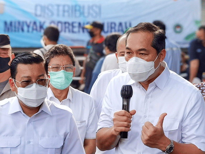 Menteri Perdagangan Muhammad Lutfi mengunjungi Pasar Kebayoran Lama mengecek minyak goreng sesuai Kebijakan Harga Eceran Terbaru (HET) di Jakarta.