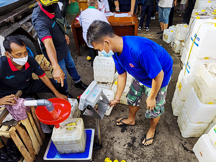 Menteri Perdagangan Muhammad Lutfi mengunjungi Pasar Kebayoran Lama mengecek minyak goreng sesuai Kebijakan Harga Eceran Terbaru (HET) di Jakarta.