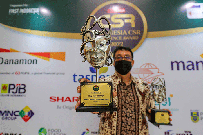 Executive Chairman MNC Group yang diwakili oleh Head of CSR MNC Group Tengku Havid saat menerima penghargaan dalam acara ICEA 2022, di Jakarta.
