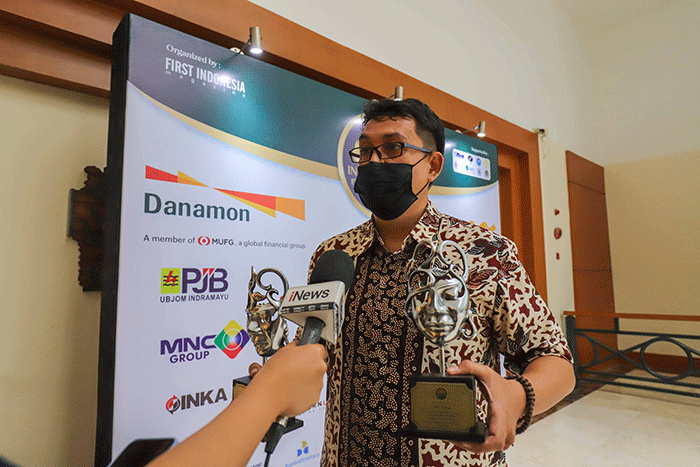 Executive Chairman MNC Group yang diwakili oleh Head of CSR MNC Group Tengku Havid saat menerima penghargaan dalam acara ICEA 2022, di Jakarta.