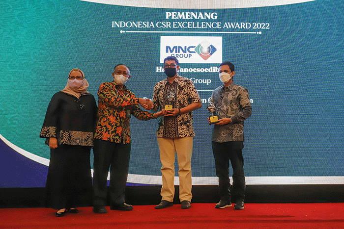 Executive Chairman MNC Group yang diwakili oleh Head of CSR MNC Group Tengku Havid saat menerima penghargaan dalam acara ICEA 2022, di Jakarta.