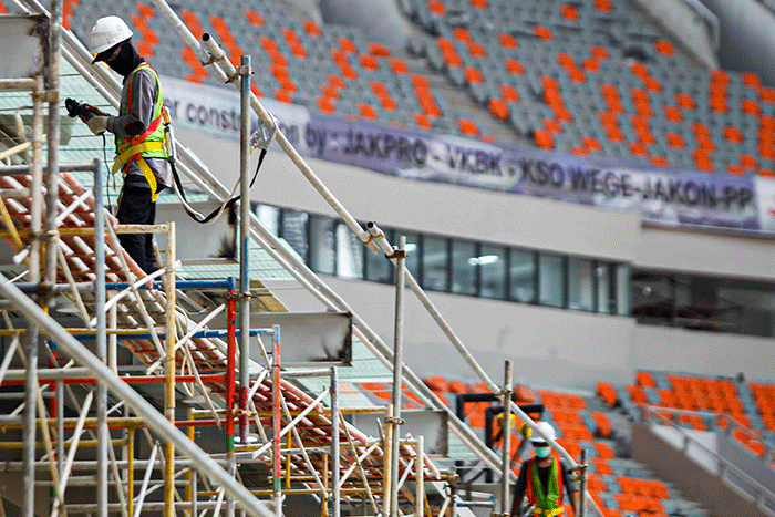 Aktivitas pengerjaan pembangunan Jakarta International Stadium (JIS) di kawasan Papanggo, Tanjung Priok, Jakarta Utara, Selasa (8/3/2022).
