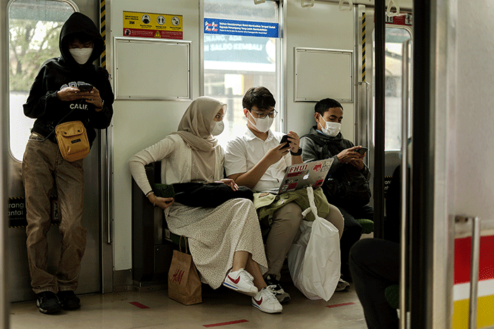 Penumpang Kereta Rel Listrik (KRL) duduk tanpa berjarak di Stasiun Tebet, Jakarta Selatan, Rabu (9/3/2022).