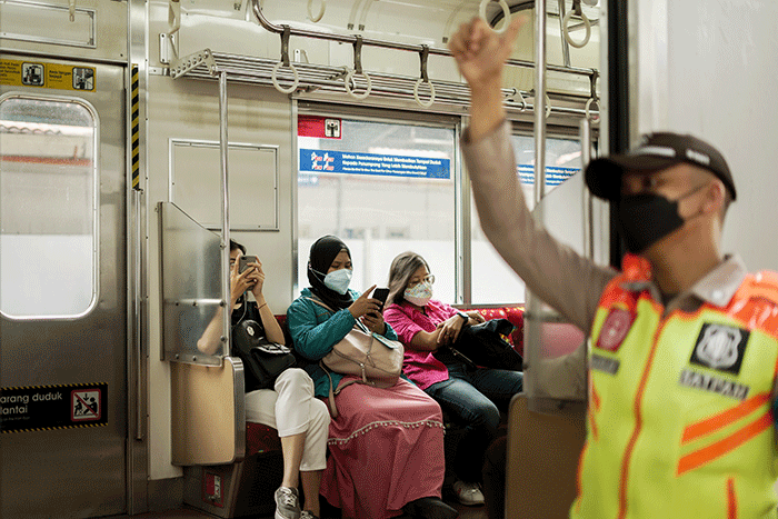 Penumpang Kereta Rel Listrik (KRL) duduk tanpa berjarak di Stasiun Tebet, Jakarta Selatan, Rabu (9/3/2022).