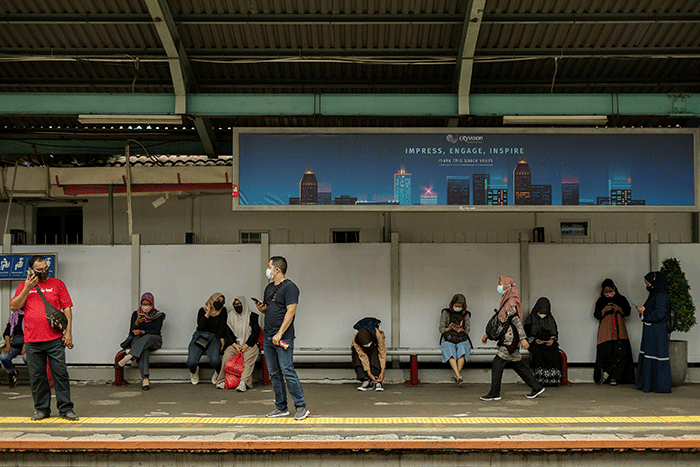 Penumpang Kereta Rel Listrik (KRL) duduk tanpa berjarak di Stasiun Tebet, Jakarta Selatan, Rabu (9/3/2022).