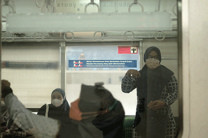 Penumpang Kereta Rel Listrik (KRL) duduk tanpa berjarak di Stasiun Tebet, Jakarta Selatan, Rabu (9/3/2022).
