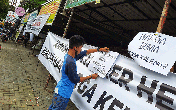 Sejumlah warga yang tergabung dalam Lembaga Pemberdayaan Masyarakat (LPM) Bonto Daeng Ngirate melakukan aksi protes.