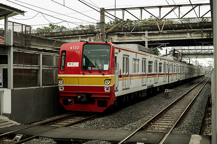Suasana aktivitas penumpang di stasiun Kereta Rel Listrik (KRL) Tebet, Jakarta Selatan, Rabu (9/3/2022).