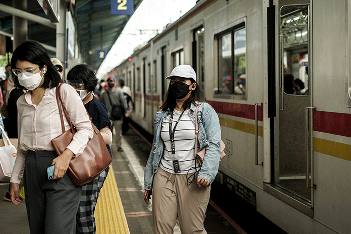 Suasana aktivitas penumpang di stasiun Kereta Rel Listrik (KRL) Tebet, Jakarta Selatan, Rabu (9/3/2022).