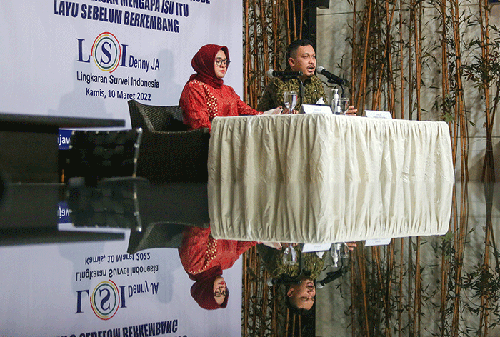 Mayoritas pemilih Jokowi di Pilpres 2019 juga menentang penundaan Pemilu 2024. Persentasenya, 58,1 persen yang menentang, 34,7 persen setuju.