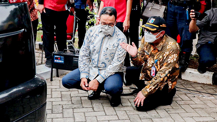Gubernur DKI Jakarta Anies Baswedan meninjau langsung kegiatan Uji Emisi kendaraan bermotor gratis yang digelar Dinas Lingkungan Hidup.