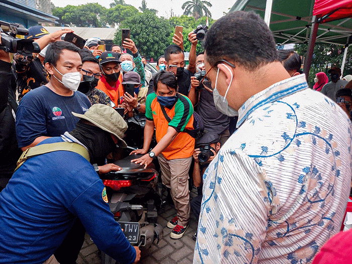 Gubernur DKI Jakarta Anies Baswedan meninjau langsung kegiatan Uji Emisi kendaraan bermotor gratis yang digelar Dinas Lingkungan Hidup.