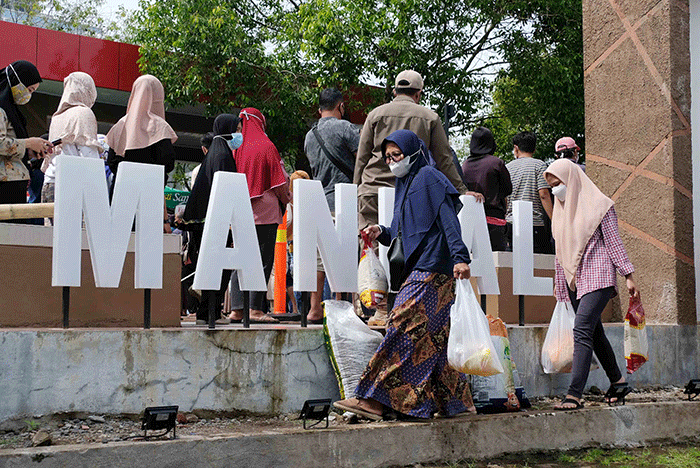 Ratusan warga memadati pasar murah yang digelar di pelataran Monumen Mandala, Makassar.