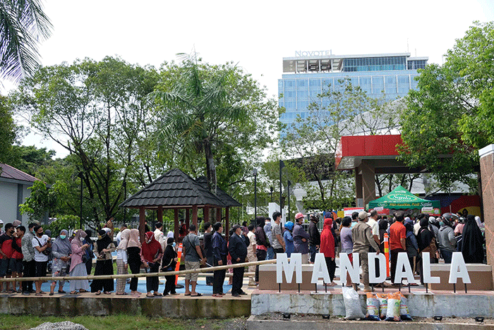 Ratusan warga memadati pasar murah yang digelar di pelataran Monumen Mandala, Makassar.