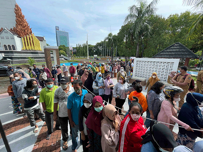 Ratusan warga memadati pasar murah yang digelar di pelataran Monumen Mandala, Makassar.