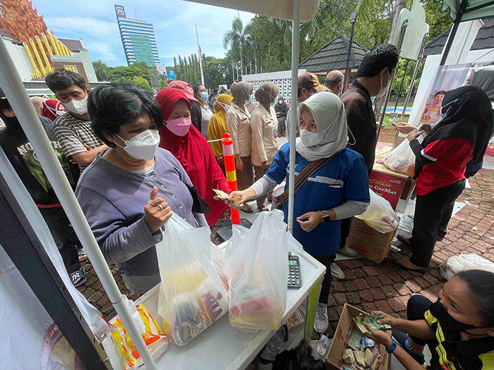 Ratusan warga memadati pasar murah yang digelar di pelataran Monumen Mandala, Makassar.