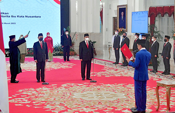 Presiden Joko Widodo melantik Bambang Susantono dan Dhony Rahajoe sebagai Kepala dan Wakil Kepala Otorita Ibu Kota Nusantara (IKN) di Istana Negara.