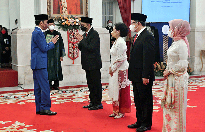 Presiden Joko Widodo melantik Bambang Susantono dan Dhony Rahajoe sebagai Kepala dan Wakil Kepala Otorita Ibu Kota Nusantara (IKN) di Istana Negara.