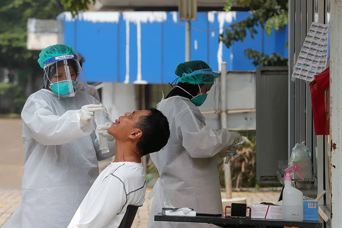 Warga melakukan pemeriksaan test Covid-19 pada salah satu Laboratorium Uji test Swab Covid-19 di Kawasan Cilandak, Jakarta Selatan, Kamis (10/3/2022).