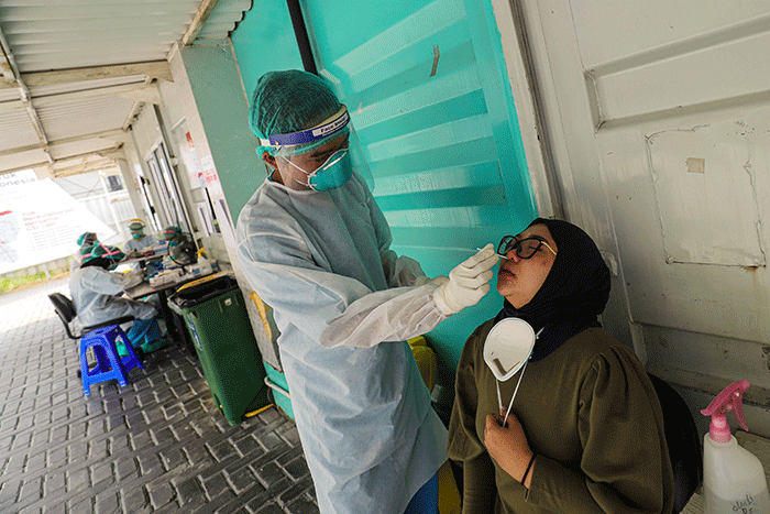 Warga melakukan pemeriksaan test Covid-19 pada salah satu Laboratorium Uji test Swab Covid-19 di Kawasan Cilandak, Jakarta Selatan, Kamis (10/3/2022).
