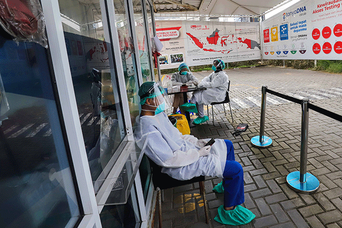 Warga melakukan pemeriksaan test Covid-19 pada salah satu Laboratorium Uji test Swab Covid-19 di Kawasan Cilandak, Jakarta Selatan, Kamis (10/3/2022).