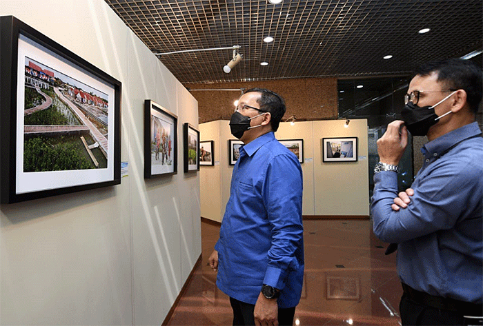 Direktur Utama Bank BTN Haru Koesmahargyo Bersama Corporate Secretary Bank BTN Ari Kurniaman meninjau Pameran Foto Anugerah Jurnalistik Bank BTN Tahun 2022.