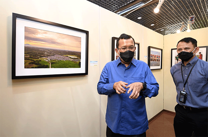 Direktur Utama Bank BTN Haru Koesmahargyo Bersama Corporate Secretary Bank BTN Ari Kurniaman meninjau Pameran Foto Anugerah Jurnalistik Bank BTN Tahun 2022.