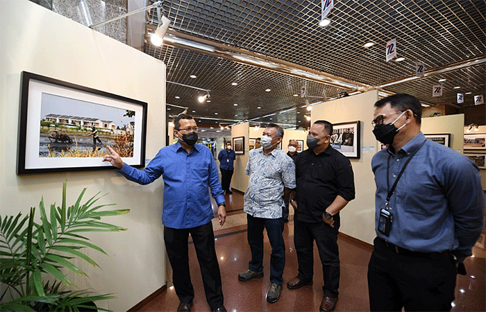 Direktur Utama Bank BTN Haru Koesmahargyo Bersama Corporate Secretary Bank BTN Ari Kurniaman meninjau Pameran Foto Anugerah Jurnalistik Bank BTN Tahun 2022.