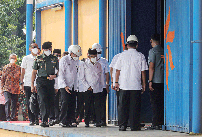 Wakil Presiden Ma'ruf Amin (kedua kanan) dan Direktur Utama Perum Bulog Budi Waseso menunjukkan beras medium saat meninjau pergudangan modern Perum Bulog.
