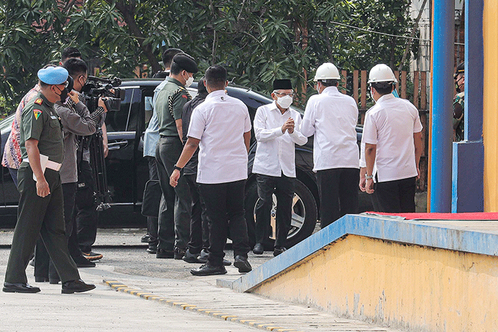 Wakil Presiden Ma'ruf Amin (kedua kanan) dan Direktur Utama Perum Bulog Budi Waseso menunjukkan beras medium saat meninjau pergudangan modern Perum Bulog.