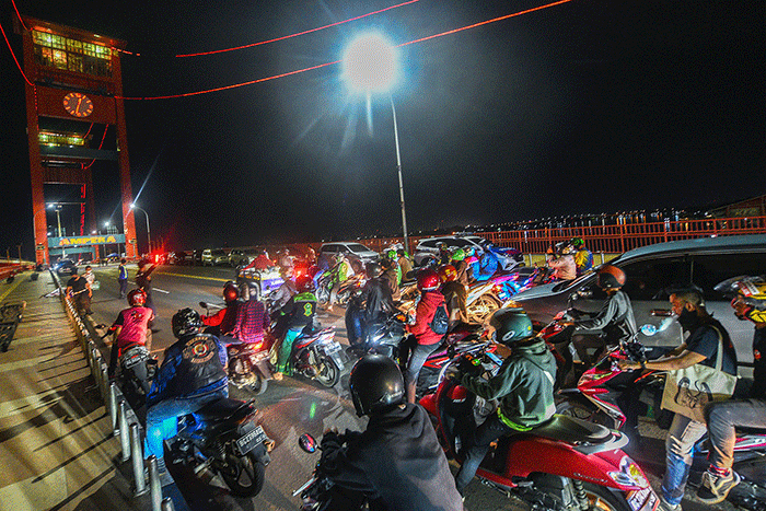 Petugas Balai Besar Pelaksana Jalan Nasional (BBPJN) Sumatera Selatan melakukan uji dinamik kabel Jembatan Ampera Palembang, Jumat (11/3/2022).