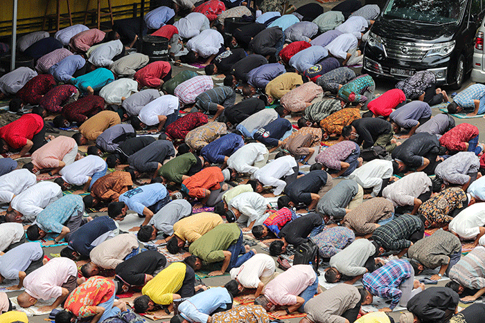 Umat muslim melaksanakan ibadah shalat Jumat di Masjid Cut Meutia, Menteng, Jakarta Pusat, Jumat (11/3/2022).