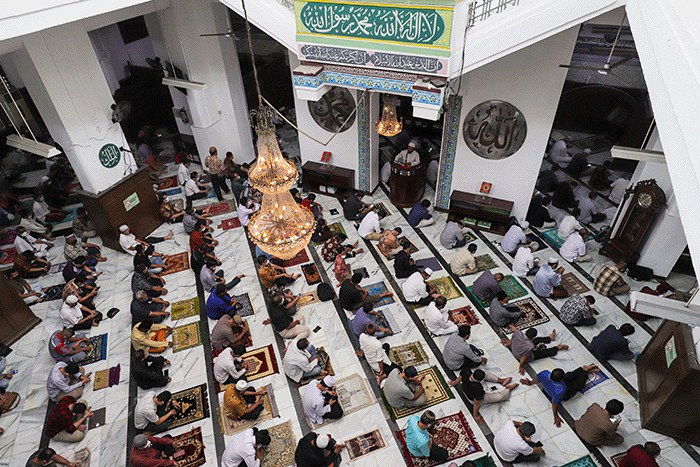 Umat muslim melaksanakan ibadah shalat Jumat di Masjid Cut Meutia, Menteng, Jakarta Pusat, Jumat (11/3/2022).