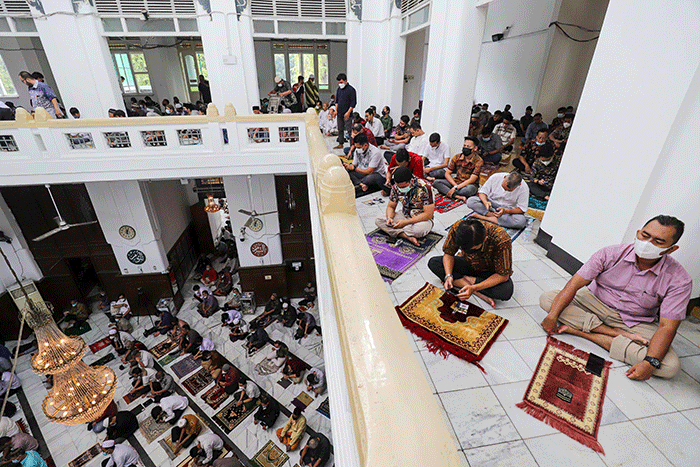 Umat muslim melaksanakan ibadah shalat Jumat di Masjid Cut Meutia, Menteng, Jakarta Pusat, Jumat (11/3/2022).