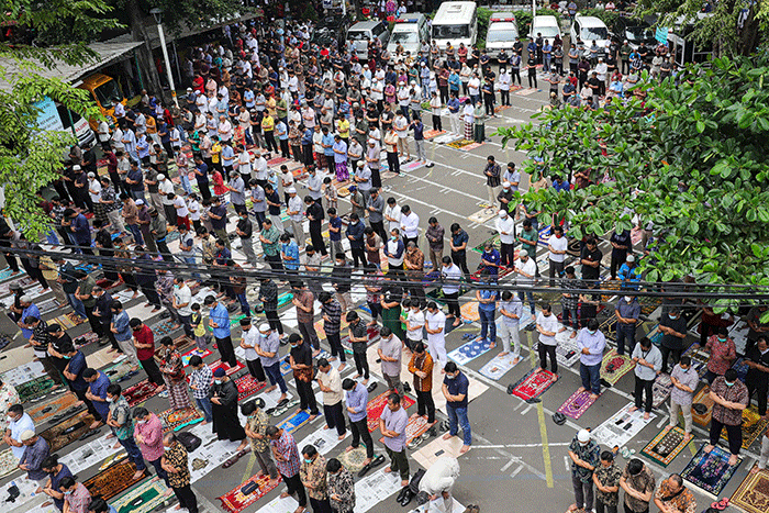 Umat muslim melaksanakan ibadah shalat Jumat di Masjid Cut Meutia, Menteng, Jakarta Pusat, Jumat (11/3/2022).