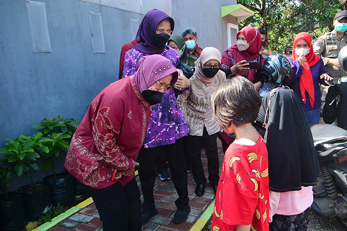Menteri Sosial Tri Rismaharini mengunjungi kediaman Herry Gunawan (47), di Kota Depok, Jumat (11/3/2022).