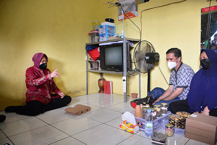 Menteri Sosial Tri Rismaharini mengunjungi kediaman Herry Gunawan (47), di Kota Depok, Jumat (11/3/2022).