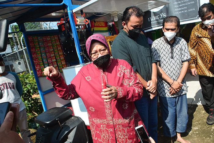 Menteri Sosial Tri Rismaharini mengunjungi kediaman Herry Gunawan (47), di Kota Depok, Jumat (11/3/2022).
