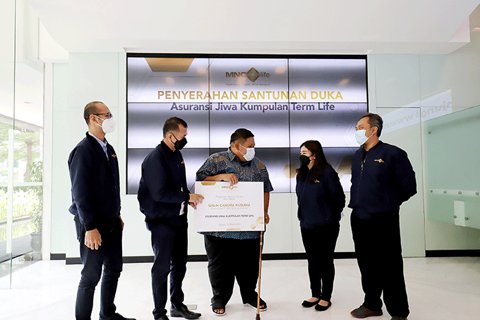 Penyerahan klaim kepada ahli waris di MNC Financial Center, Jakarta, Jumat (11/3/2022).