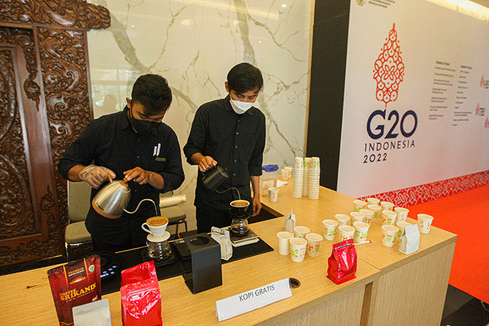 Menteri Koordinator Bidang Perekonomian Airlangga Hartarto (tengah) resmi membuka Indonesia Premium Coffe Forum & Expo 2022 di Graha Sawala.