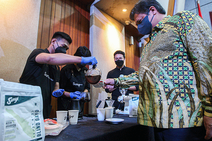 Menteri Koordinator Bidang Perekonomian Airlangga Hartarto (tengah) resmi membuka Indonesia Premium Coffe Forum & Expo 2022 di Graha Sawala.