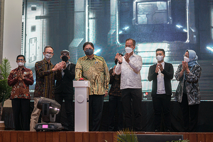 Menteri Koordinator Bidang Perekonomian Airlangga Hartarto (tengah) resmi membuka Indonesia Premium Coffe Forum & Expo 2022 di Graha Sawala.