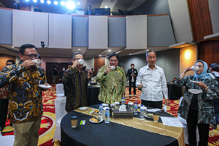 Menteri Koordinator Bidang Perekonomian Airlangga Hartarto (tengah) resmi membuka Indonesia Premium Coffe Forum & Expo 2022 di Graha Sawala.